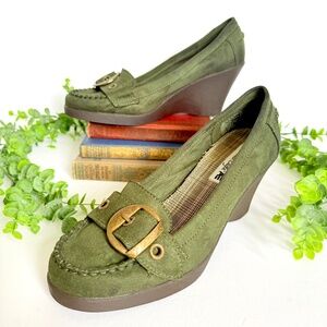 American Eagle Retro 90s Green Suede Wedge Heel Brass Buckle Loafers Size 8.5